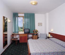 雷杰洛伽利略公园酒店的酒店客房设有两张床和一张带电脑的书桌