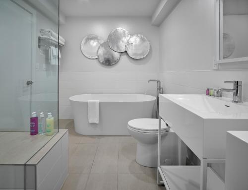 坎莫尔坎莫尔海岸酒店及会议中心的白色的浴室设有卫生间和水槽。