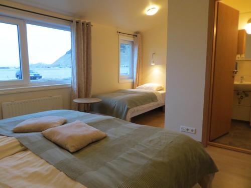 维克维尔里尔宾馆的酒店客房设有两张床和大窗户。