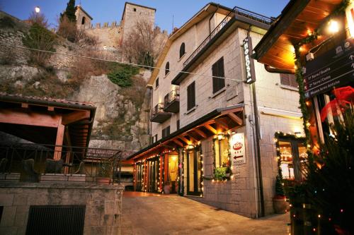 圣马力诺罗莎酒店的城里一条有城堡的街道