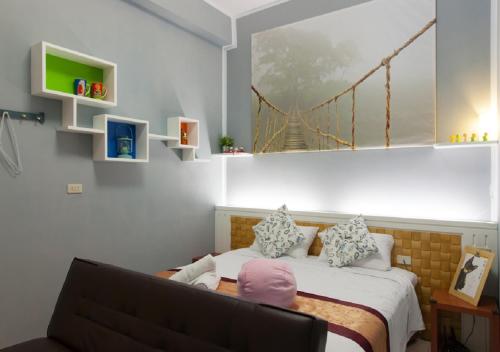 东港东港许愿宿民宿的卧室配有一张床铺,墙上设有一座桥