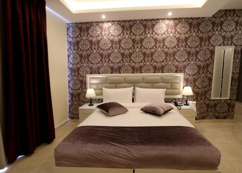 安曼Beirut Hotel 1的一间卧室配有一张大床和两个枕头