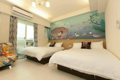 吉安遊山水民宿的一间卧室设有两张床,墙上挂着一幅画