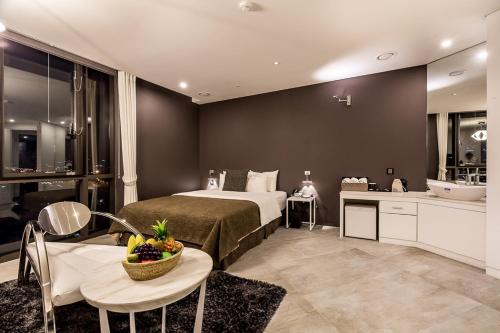 Namyangju五月酒店的一间酒店客房 - 带一张床和一间浴室