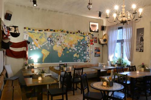 里加两轮酒店的墙上有桌子和世界地图的餐厅