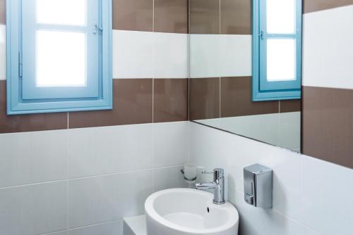 乔拉弗雷恩多斯Aeri的一间带水槽的浴室和两个窗户