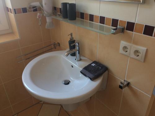 吕讷堡petite maison的一间带水槽和键盘的浴室