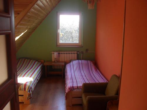 Kolonia PohulankaPohulanka - Białowieża的小房间设有两张床和窗户