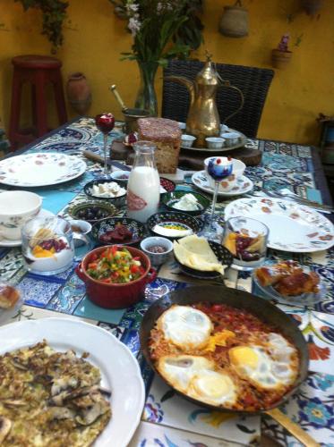 Abū GhaushMikes Khan的餐桌上放有盘子的桌子