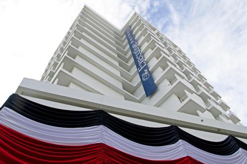巴拿马城行政酒店的上面有蓝色标志的高大的白色建筑