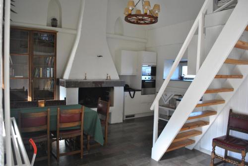 费尔耶斯塔登Sandgårdsborg的厨房以及带桌子和楼梯的用餐室。