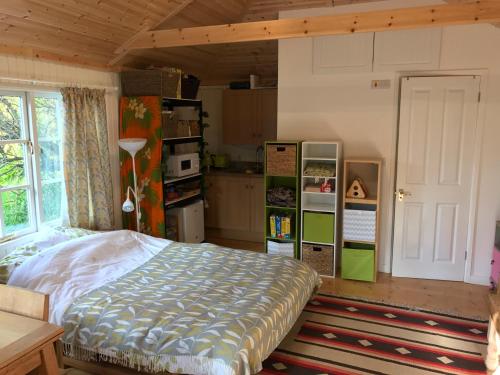 刘易斯Crabapple Cottage B&B的一间卧室配有一张床和一间厨房