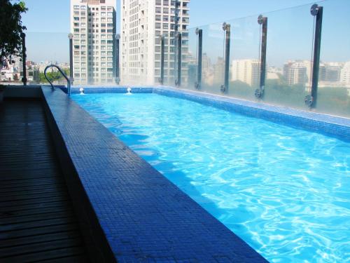 布宜诺斯艾利斯Sinclair Trinidad的大楼顶部的大型游泳池