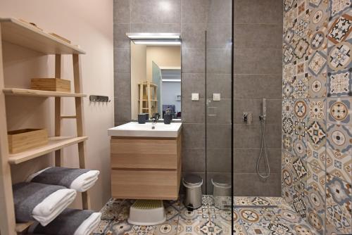 卢布尔雅那Apartment Tivoli Park的带淋浴和盥洗盆的浴室