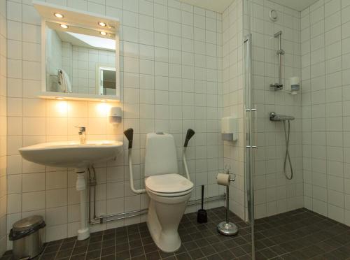 Ullanger乌兰格酒店和餐厅的浴室配有卫生间、盥洗盆和淋浴。