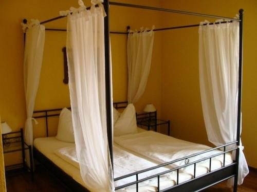 Bad Bodenteich祖姆阿尔腾里特餐厅酒店的一间卧室配有两张双层床和白色窗帘