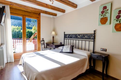 厄尔·彭特·德·苏尔特弗洛德内乌酒店的一间卧室配有一张床,窗户外设有长颈鹿