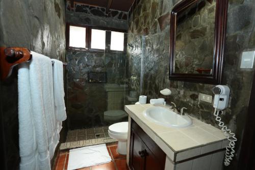 马那瓜卡萨科洛尼尔精品酒店的一间带水槽和卫生间的浴室以及一部电话