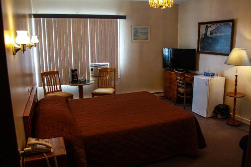格雷斯港格雷斯港酒店的酒店客房,配有床和电视