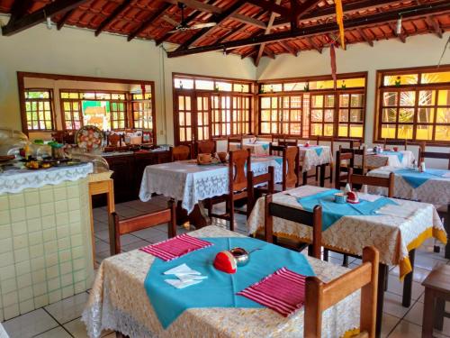 阿尔科巴萨波萨达韦德海酒店的餐厅配有桌椅和蓝色桌布