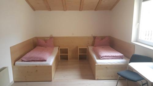 KarbachGästehaus Engelhard Pension的客房角落设有两张床。