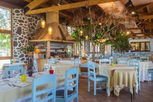SiamaggioreDa Renzo的餐厅设有白色的桌子和蓝色的椅子