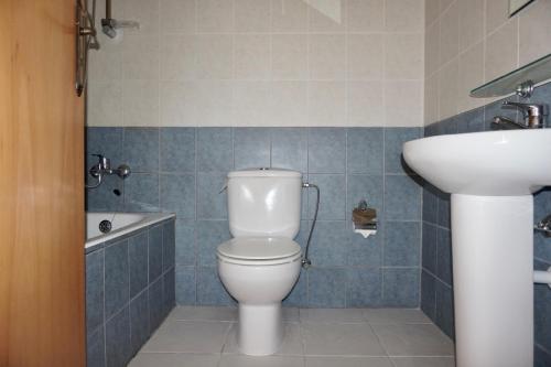 帕福斯Aurora Townhouse - Complimentary Paphos Airport Transport的浴室配有白色卫生间和盥洗盆。