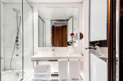 巴塞罗那Hotel Granados 83, a Member of Design Hotels的白色的浴室设有水槽和淋浴。