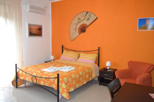 伊索拉戴里费米尼Casa Vacanze Laura的一间卧室配有一张橙色墙壁的床