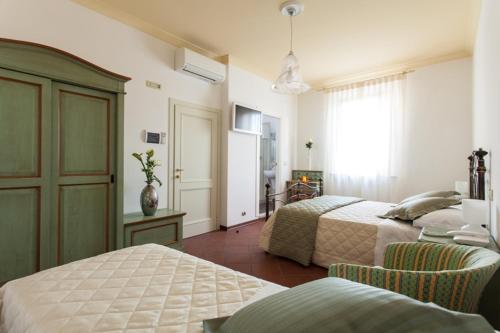 鲁比科内河畔萨维纳诺Il Portico Camere e Caffè - centro Città的酒店客房设有两张床和窗户。