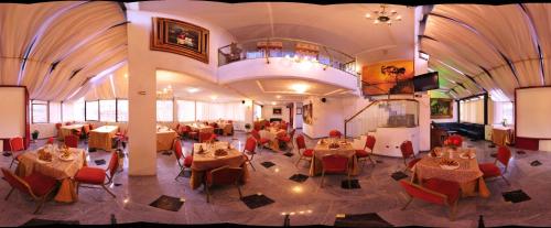 昆卡科尔德罗酒店 的大楼内带桌椅的用餐室