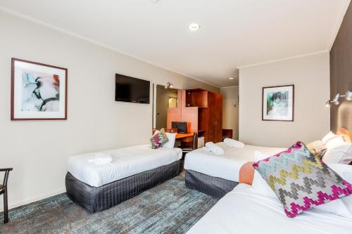 阿德莱德唐思雷酒店的酒店客房,设有两张床和一张沙发