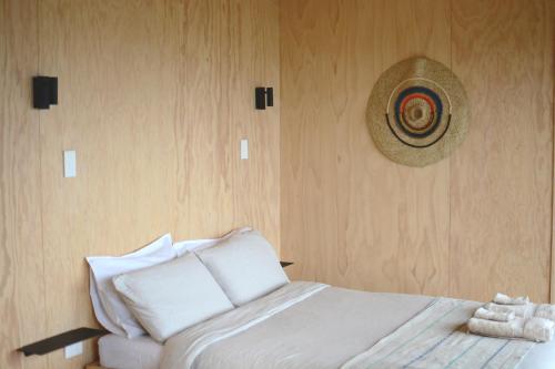 阿希帕拉The Huts的卧室配有一张挂在墙上的帽子床