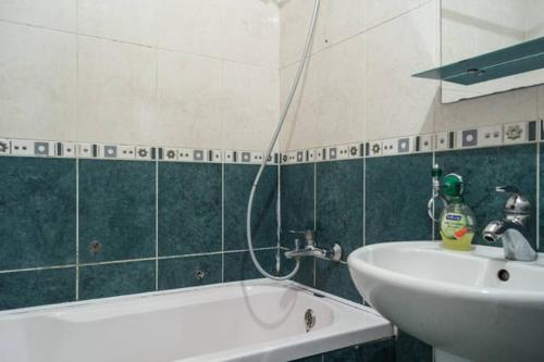 尼古拉耶夫Apartments on Bolshaya Morskaya 65的浴室设有水槽和水槽旁的浴缸