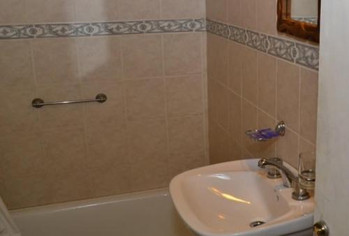 Campo Quijano查瓦希卡瓦尼亚斯酒店的浴室配有水槽、白色浴缸和水槽