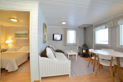 基尔匹斯扎我维Guesthouse Haltinmaa的一间卧室配有一张床铺和一张桌子,还有一间用餐室