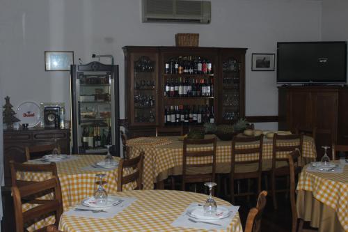圣玛尔塔迪佩纳吉昂Hotel Oasis的一间带桌椅和电视的用餐室