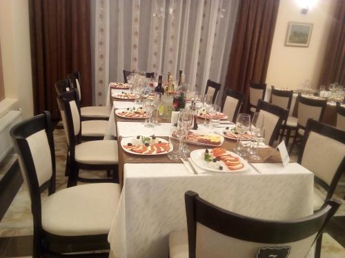 扬博尔Park-Hotel Yambol的一间用餐室,配有一张带食物盘的桌子