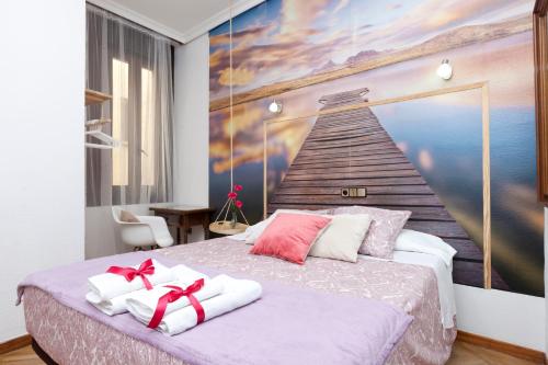 马德里西班牙大街公寓的一间卧室配有一张壁画床