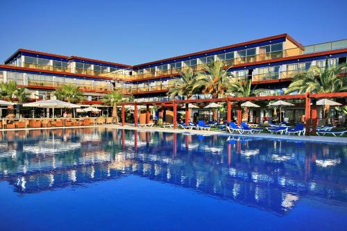 克雷马斯蒂All Senses Ocean Blue Sea Side Resort - All Inclusive的大楼前设有游泳池的酒店