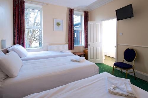 伯恩茅斯伯恩茅斯迈玛酒店的酒店客房设有两张床和电视。