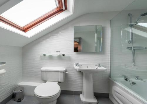 班克拉那湖影酒店的浴室配有卫生间、盥洗盆和淋浴。