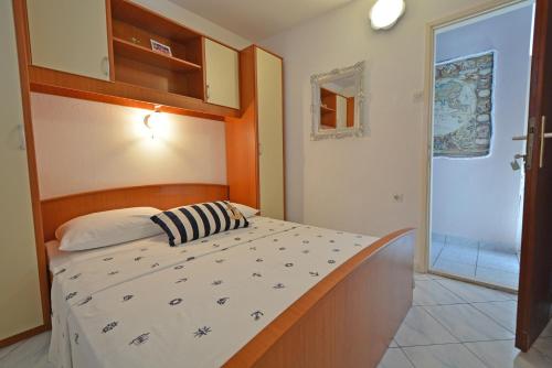 苏佩塔尔Apartments Residence Sunce Supetar - cozy base to stay and explore island Brac的一间卧室设有一张床和一个滑动玻璃门