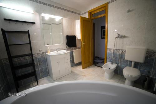 布什泰尼Studio 35 Busteni的带浴缸、卫生间和盥洗盆的浴室