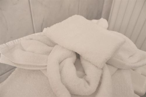 拉姆斯泰因-米森巴赫亚美利加酒店的墙上的一堆白色毛巾