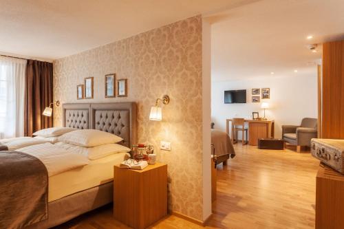Hotel Walliserhof Zermatt客房内的一张或多张床位