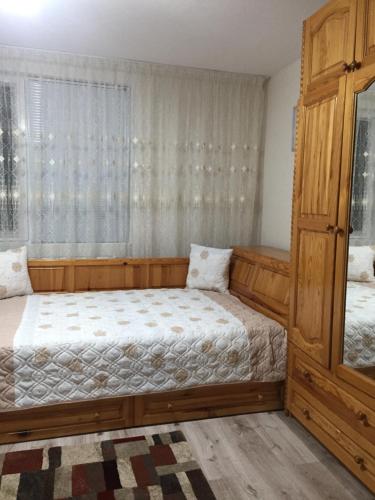 戈采代尔切夫Elenite Guesthouse的一间卧室设有两张床和窗户。
