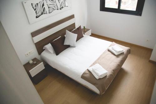 格拉纳达格拉纳达自由公寓的卧室配有一张带白色床单和枕头的大床。