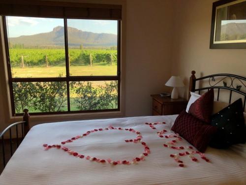 布洛克夜莺别墅酒店的红玫瑰制成的心床