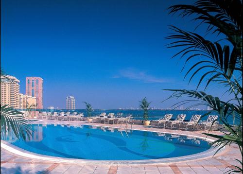 Corniche Hotel Sharjah内部或周边的泳池